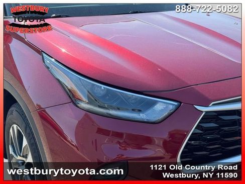Used 2021 Toyota Highlander XLE AWD/4WD image 12
