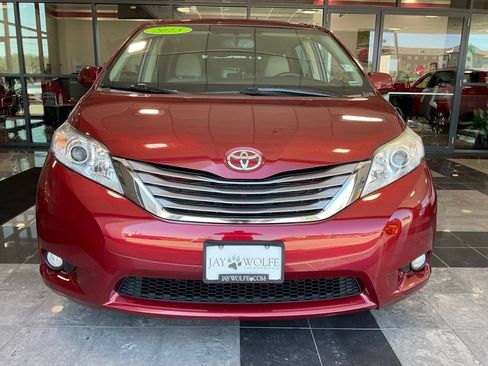 Used 2015 Toyota Sienna XLE FWD image 2