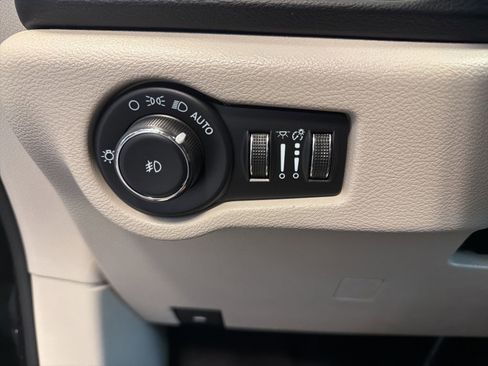 Used 2023 Chrysler Pacifica Touring-L FWD image 19