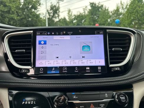 Used 2022 Chrysler Pacifica Touring-L FWD image 37