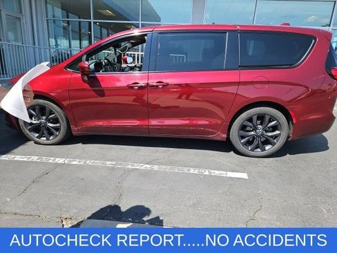 Used 2020 Chrysler Pacifica Touring w/ S Appearance Package FWD image 3