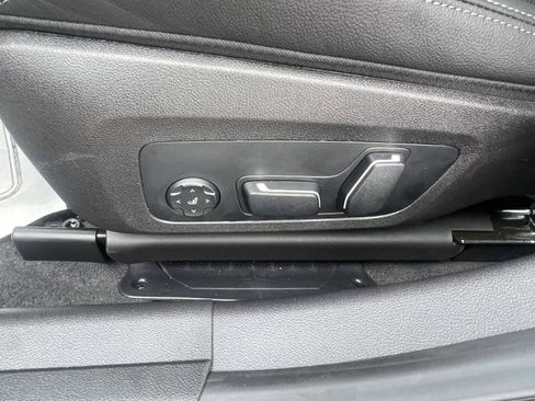 Used 2025 BMW 330i Sedan w/ Premium Package image 12