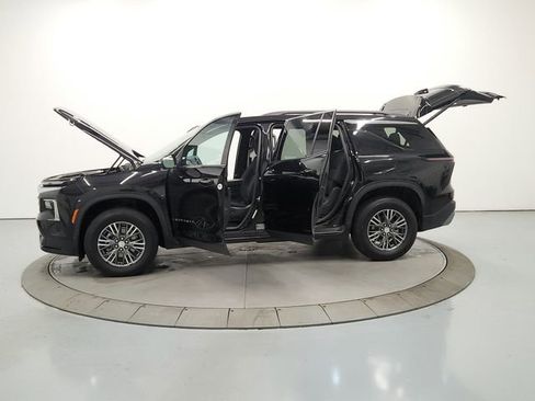 Used 2025 Chevrolet Traverse LT image 12