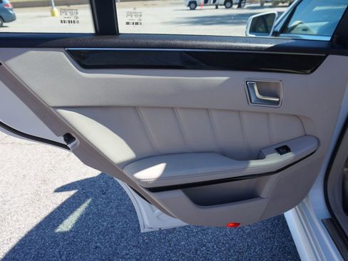 Used 2014 Mercedes-Benz E 550 4MATIC Sedan image 22