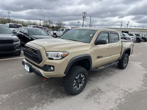 Used 2017 Toyota Tacoma TRD Off-Road w/ Tow Package (A/T) image 6