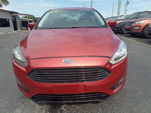 Used 2018 Ford Focus SE w/ SE Appearance Package FWD image 3