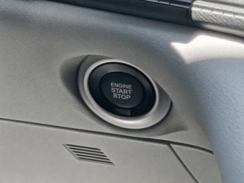 Used 2023 Chrysler Pacifica Touring-L FWD image 16