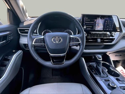 Used 2022 Toyota Highlander Limited AWD/4WD image 6