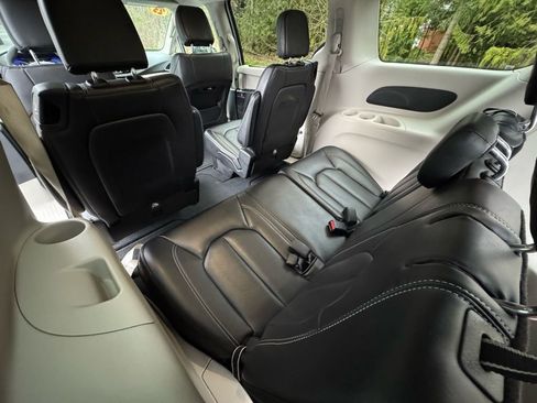 Used 2023 Chrysler Pacifica Touring-L image 8