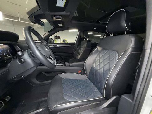 Used 2024 Volkswagen Atlas Cross Sport SEL Premium R-Line image 2