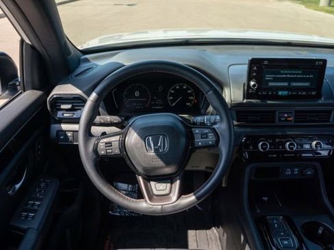 Used 2025 Honda Pilot TrailSport image 13