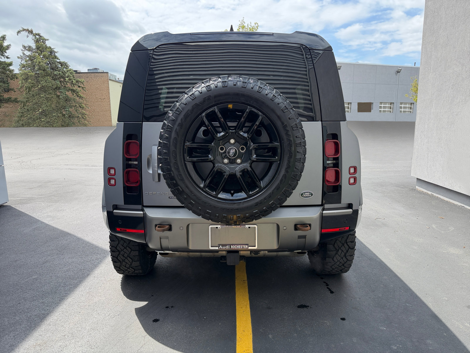 Used 2022 Land Rover Defender 110 X-Dynamic SE AWD/4WD image 11