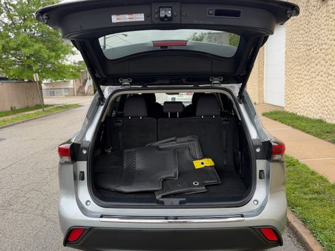 Used 2023 Toyota Highlander LE AWD/4WD image 12