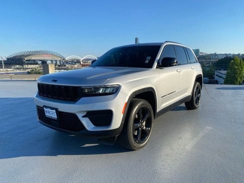 Used 2023 Jeep Grand Cherokee Altitude AWD/4WD image 4