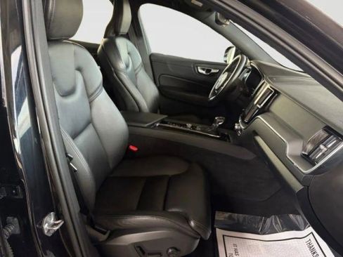 Used 2019 Volvo XC60 T5 Momentum w/ Multimedia Package AWD/4WD image 15