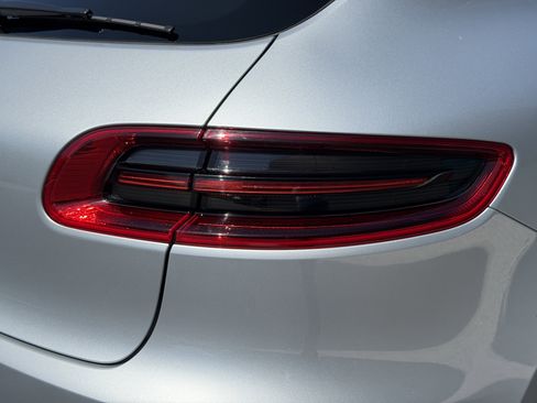 Certified 2018 Porsche Macan AWD/4WD image 13