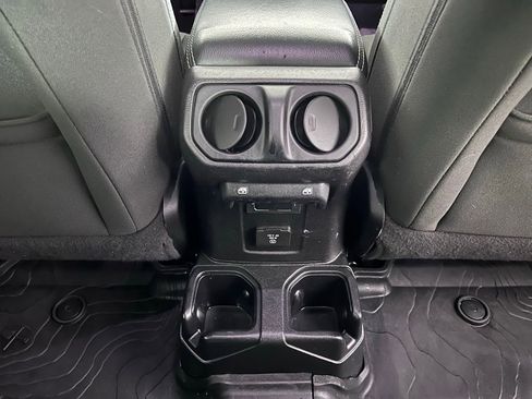 Used 2018 Jeep Wrangler Unlimited Sahara AWD/4WD image 22