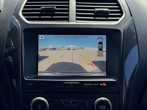 Used 2017 Ford Explorer XLT w/ Equipment Group 202A AWD/4WD image 4