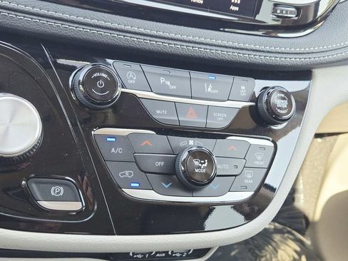 Certified 2024 Chrysler Pacifica Touring-L AWD/4WD image 29