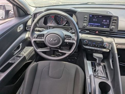 Used 2022 Hyundai Elantra SEL FWD image 16