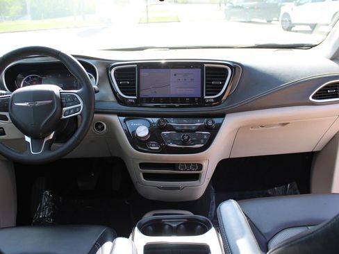 Used 2024 Chrysler Pacifica Limited FWD image 41