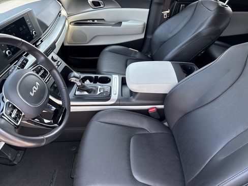 Used 2024 Kia Carnival LX image 3