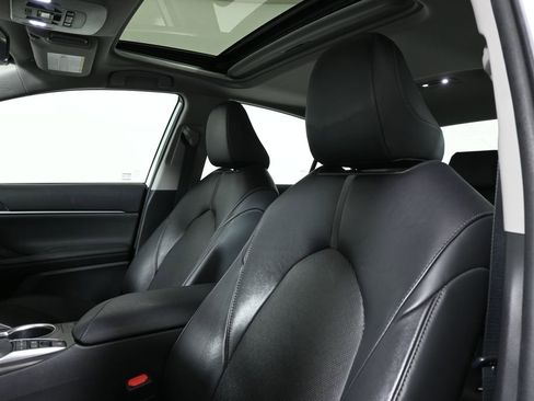 Used 2021 Toyota Camry XLE w/ Navigation Upgrade Package FWD image 5