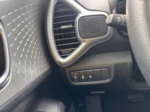 Used 2025 Kia Soul LX w/ LX Technology Package FWD image 32