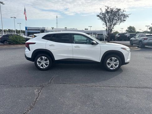 Used 2025 Chevrolet Trax LS FWD image 2