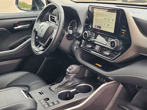 Used 2023 Toyota Highlander XLE image 10