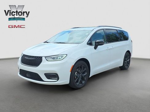 Used 2025 Chrysler Pacifica Limited FWD image 3