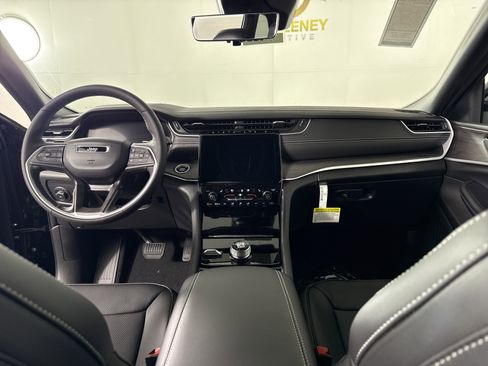 New 2025 Jeep Grand Cherokee Limited w/ Luxury Tech Group II image 12