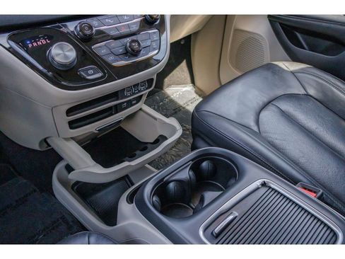 Used 2022 Chrysler Pacifica Touring-L FWD image 29