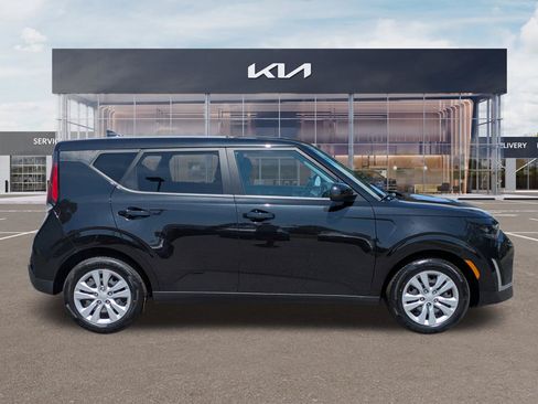 Certified 2024 Kia Soul LX FWD image 3