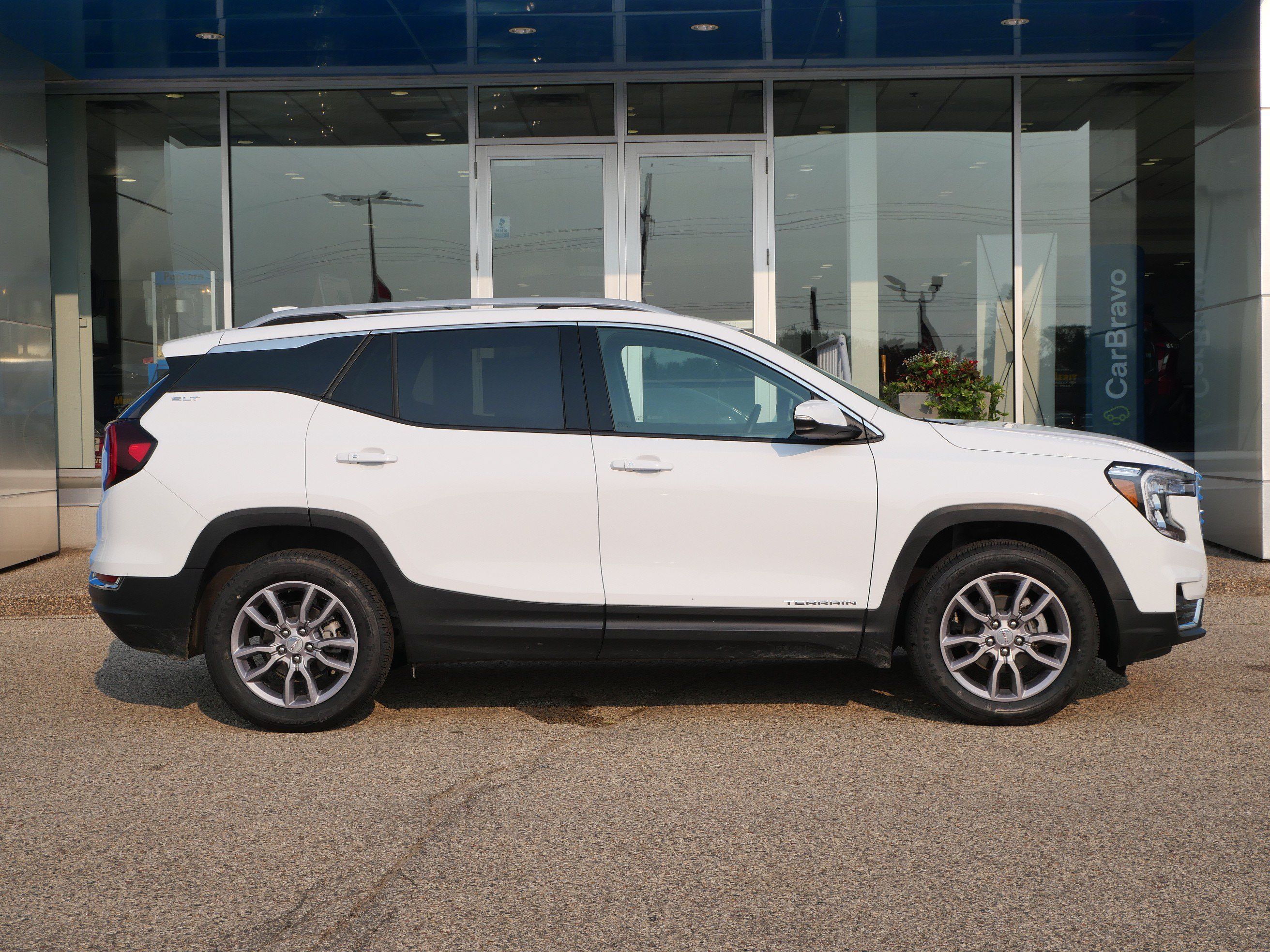 Certified 2024 GMC Terrain SLT AWD/4WD image 2