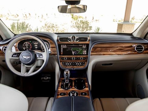 Used 2024 Bentley Bentayga AWD/4WD image 4