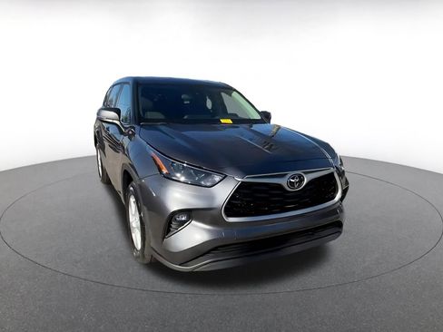 Used 2025 Toyota Highlander LE image 3