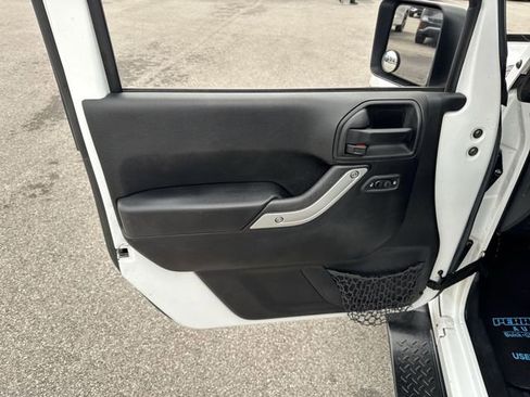 Used 2016 Jeep Wrangler Unlimited Sahara w/ Connectivity Group AWD/4WD image 20