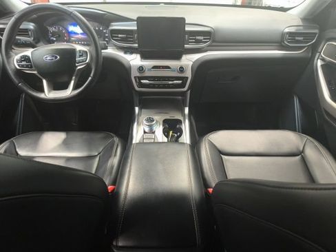 Used 2023 Ford Explorer XLT w/ Equipment Group 202A AWD/4WD image 17