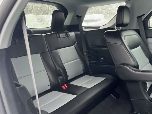 Used 2020 Ford Explorer Platinum w/ Premium Technology Package image 30