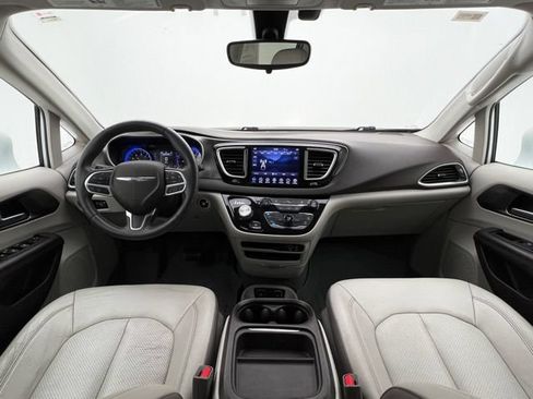 Used 2018 Chrysler Pacifica Touring-L w/ Premium Audio Group FWD image 26