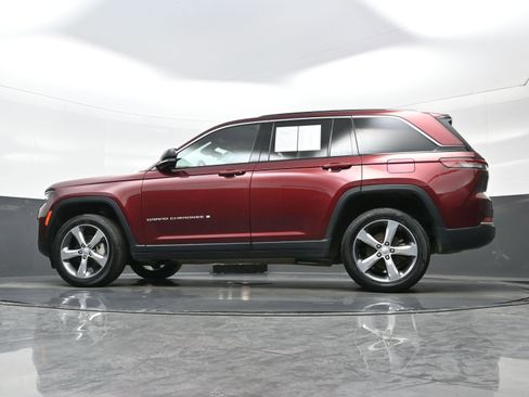 Used 2024 Jeep Grand Cherokee Limited w/ Luxury Tech Group II image 28