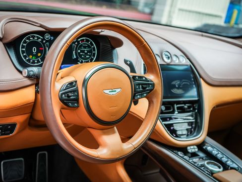Used 2022 Aston Martin DBX AWD/4WD image 24