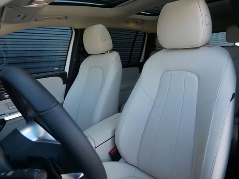 Used 2025 Mercedes-Benz EQB 300 4MATIC image 5