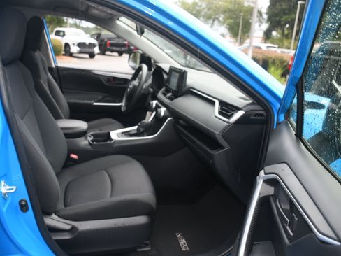 Used 2019 Toyota RAV4 LE FWD image 19