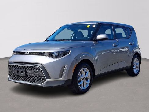 Certified 2025 Kia Soul LX w/ LX Technology Package FWD image 3
