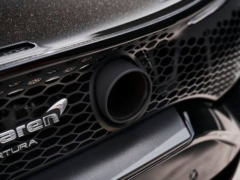 Used 2024 McLaren Artura image 14