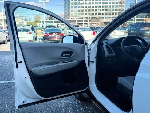 Used 2016 Honda HR-V LX image 8