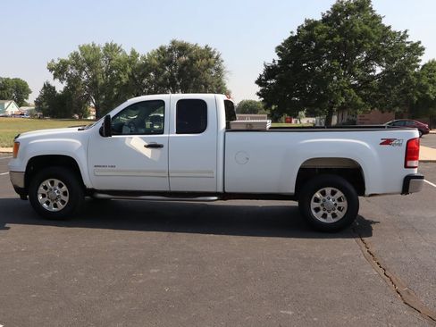 Used 2011 GMC Sierra 2500 SLE w/ Suspension Package, Off-Road AWD/4WD image 9