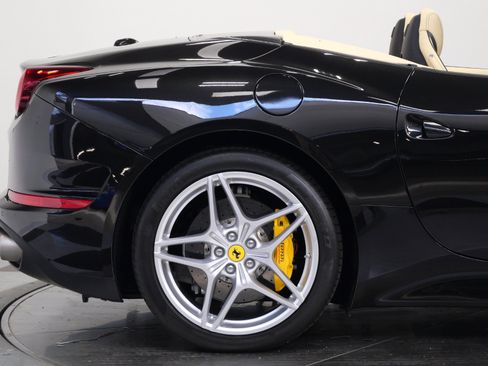 Used 2015 Ferrari California T RWD image 52